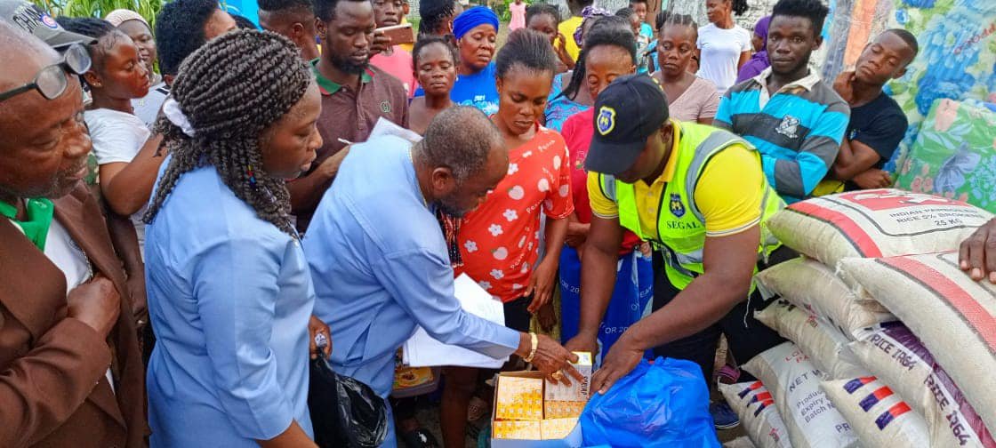 Ambassador Dee-Maxwell Kemayah Sr. Extends Support to Fire Victims in Paynesville